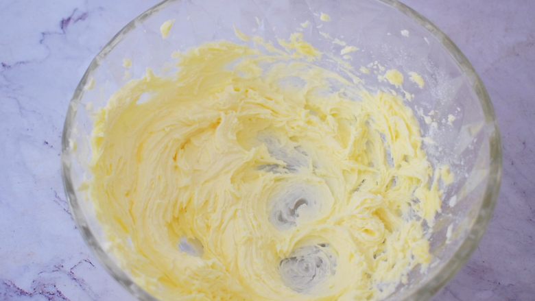 豆沙一口酥,用电动打蛋器打至黄油体积膨松，颜色变白即可