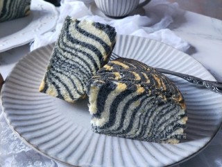 斑马纹戚风蛋糕,切开，里面的斑马纹纹路很漂亮。