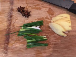 南瓜煮小排,八角洗净、葱切段、姜切片
