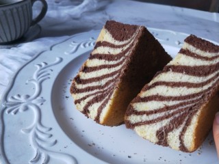 斑马纹戚风蛋糕,还可以把竹炭粉换成可可粉，红曲粉，都可以。
