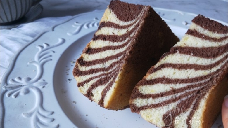 斑马纹戚风蛋糕,还可以把竹炭粉换成可可粉，红曲粉，都可以。