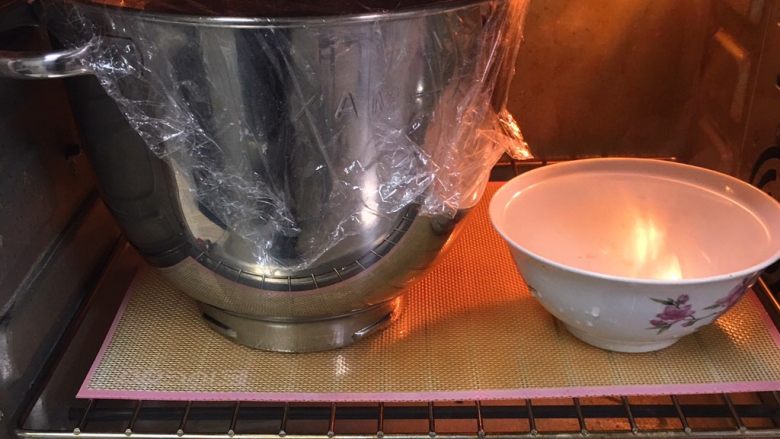黑麦葡萄吐司,烤箱发酵档，桶放入烤箱，旁边放一碗热水，发酵60分钟。