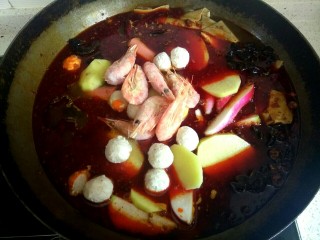 自制麻辣烫,粉条变软后放入干豆腐，土豆，水萝卜，鸡肉丸，木耳，虾。
