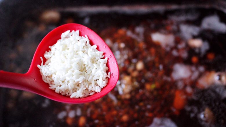 营养杂粮八宝粥,放入浸泡后洗净的大米和糯米。