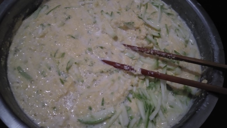 玉米面、好面蔬菜饼,加入西葫芦丝搅拌均匀。