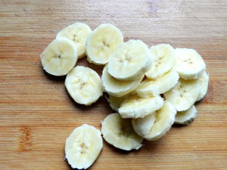 香蕉烤燕麦,一根香蕉切片。
