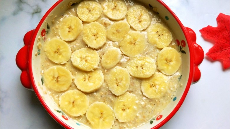 香蕉烤燕麦,放入切好的香蕉片。