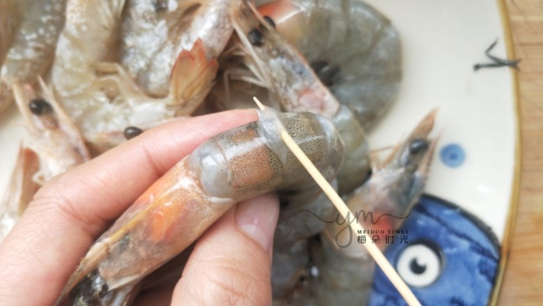 蒜蓉椒盐虾,用牙签插入第二个节，挑去虾线，然后剪掉虾须，虾脚。