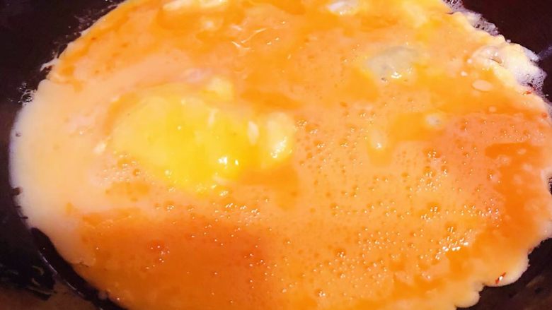 韭菜鸡蛋炒面,锅中倒入油加热再倒入鸡蛋定型后翻炒均匀