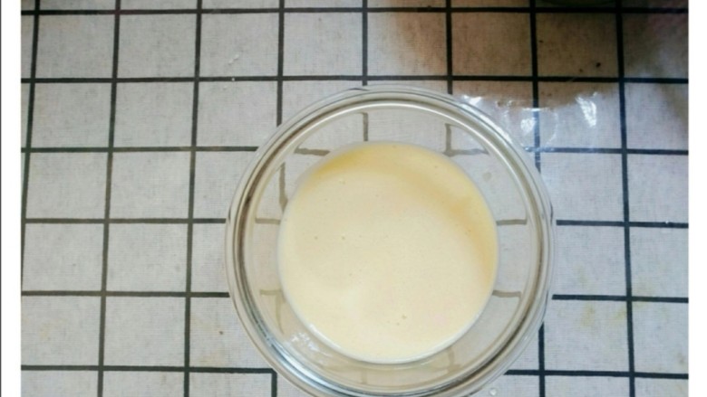 酸奶膏,搅拌至糊状顺滑状态 ，加入刷一层油的容器中