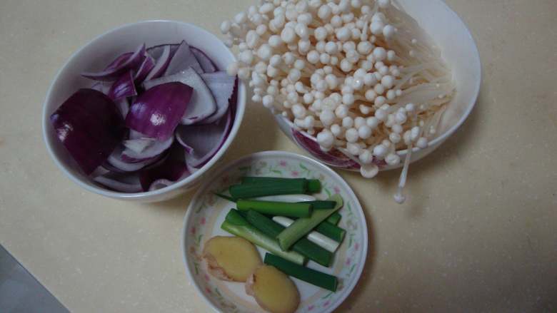 韩式海鲜汤,金针菇去老根，洗净。香葱、姜改刀