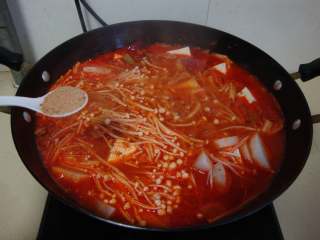 韩式海鲜汤,加水、泡菜汤、盐、韩国辣酱、牛肉粉调味
