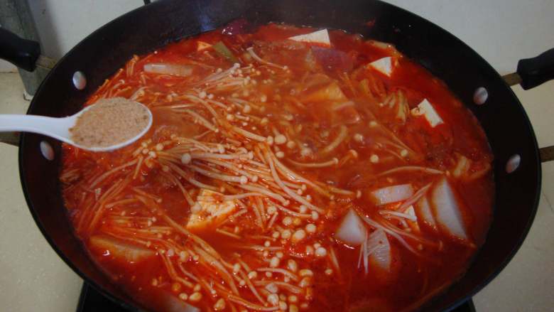 韩式海鲜汤,加水、泡菜汤、盐、韩国辣酱、牛肉粉调味
