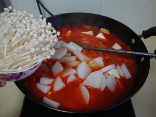 韩式海鲜汤,放入白萝卜、豆腐、金针菇煮入味