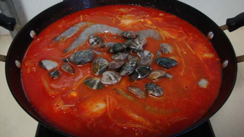 韩式海鲜汤,放入小海鲜煮熟