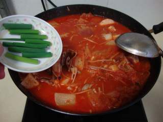 韩式海鲜汤,撒入香葱段翻匀即可
