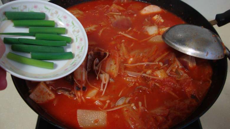 韩式海鲜汤,撒入香葱段翻匀即可