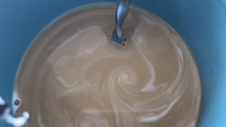 煮咖啡,加入热奶拌均匀。