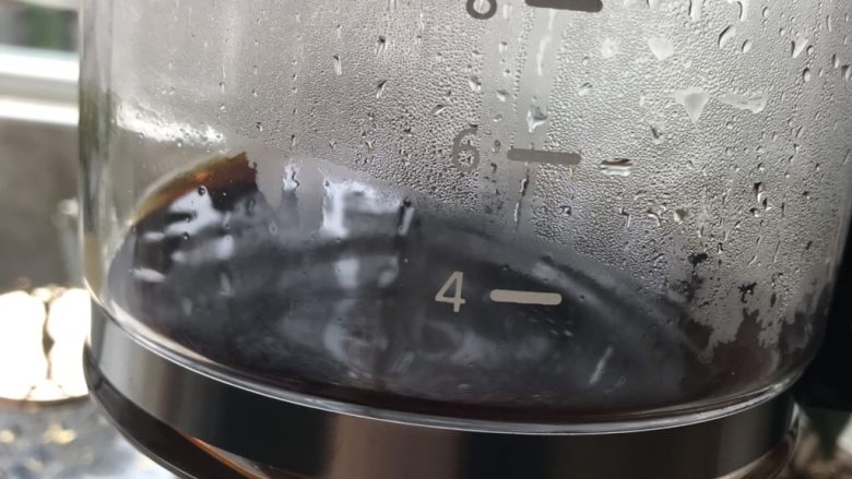 煮咖啡,在咖啡壶里加入<a style='color:red;display:inline-block;' href='/shicai/ 135879'>咖啡粉</a>和水，按开关键等待热咖啡。(不同壶煮法不一样，按照商家说明即可)