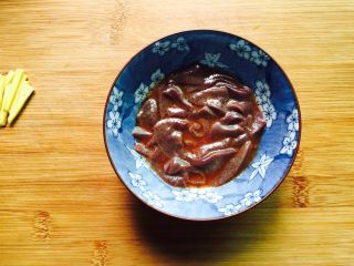 菠菜猪肝粥,腌制猪肝：1小勺生抽和料酒、适量的白胡椒粉和生粉调匀腌制十分钟