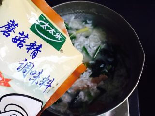 菠菜猪肝粥,5g蘑菇精提鲜