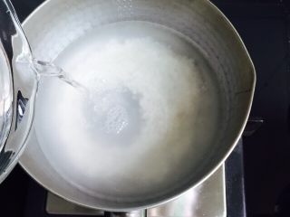 菠菜猪肝粥,加入足够的热水600ml