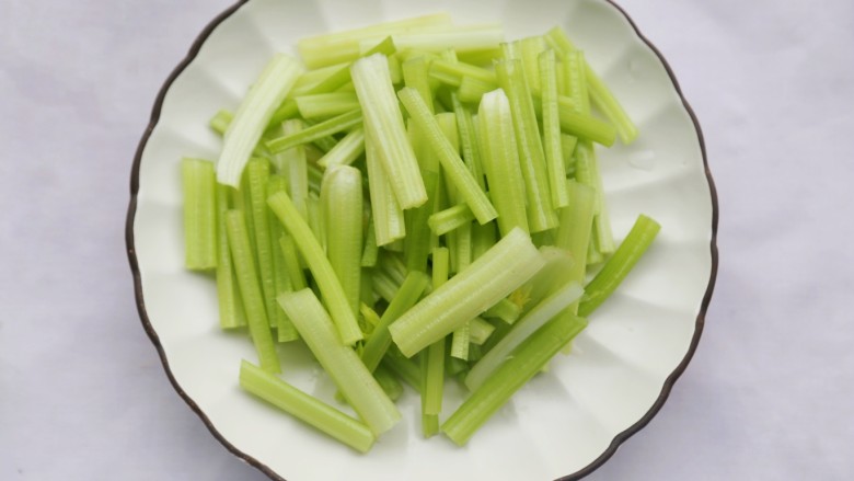 无敌下饭的芹菜炒香干,芹菜去茎洗净切段。