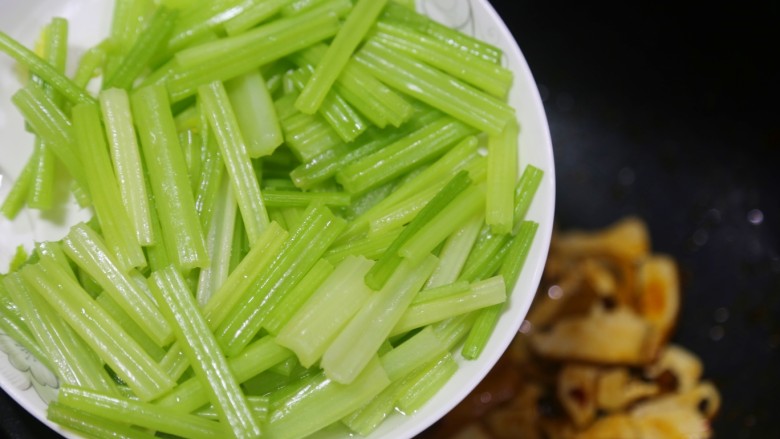 无敌下饭的芹菜炒香干,加入芹菜。