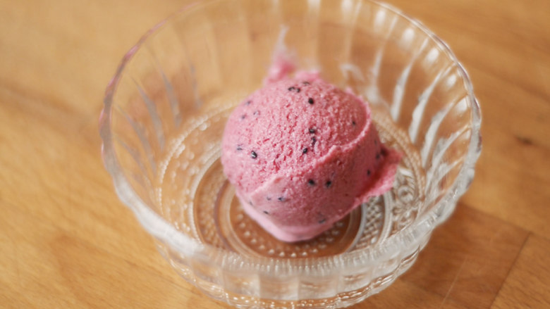 顺滑好挖的冰淇淋 2种口味,火龙果本身没什么味道 所以粉色的就是甜味