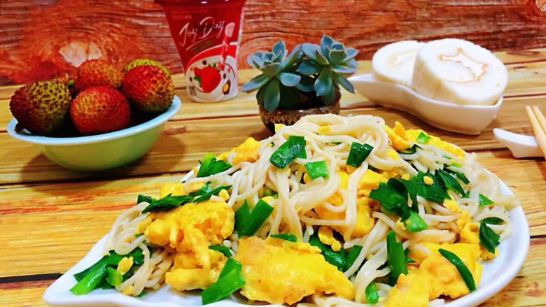 韭菜鸡蛋炒面,早餐是一天最重要的一餐既要吃好又要美味可口