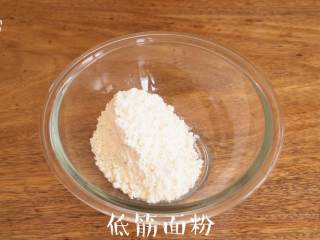 适合和孩子周末DIY的台湾小吃【虾扯蛋】~,将低筋面粉、玉米淀粉、泡打粉和盐混合，加入清水，搅拌均匀。