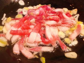 茄子胡萝卜炒面,锅中倒入油加热放入葱姜蒜爆香再放入肉丝炒至变色