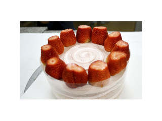 草莓裸蛋糕,将蛋糕胚均匀分为三片。
