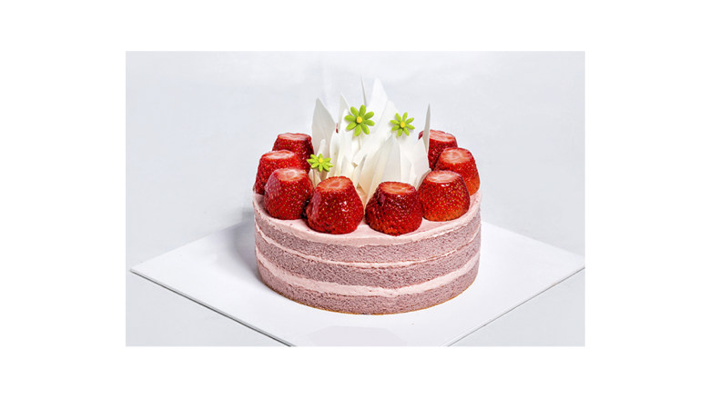 草莓裸蛋糕,放上巧克力片装饰即可。