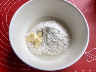 蔓越莓糯米馅老婆饼,开始做水油皮，把面粉，糖，水，黄油放入大碗里。