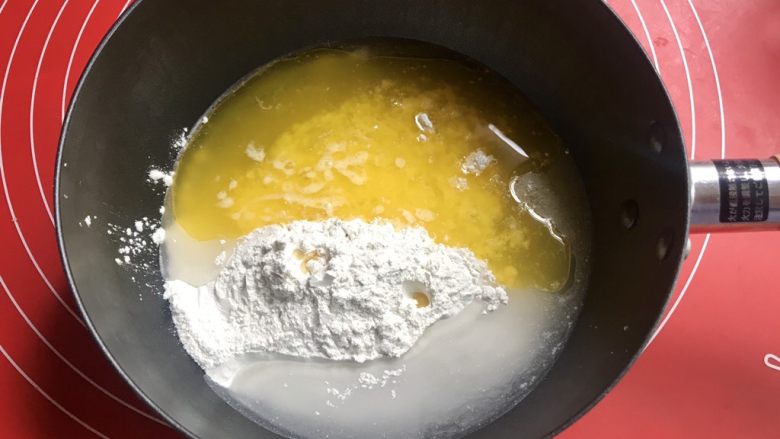 蔓越莓糯米馅老婆饼,把熟糯米粉，糖，水，融化的黄油放入不沾的小奶锅。