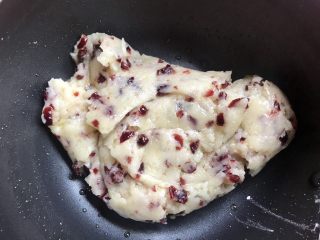 蔓越莓糯米馅老婆饼,翻拌均匀，冷藏备用。