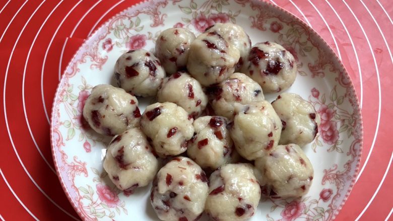 蔓越莓糯米馅老婆饼,从冰箱里拿出馅料，平分成16份。