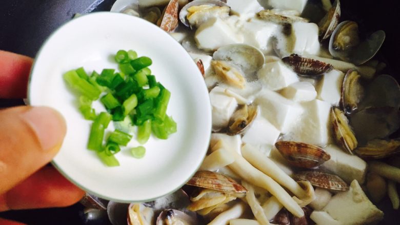 花蛤菌菇豆腐汤,撒葱花