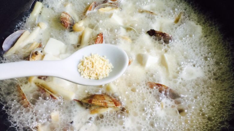 花蛤菌菇豆腐汤,加入适量的文蛤精