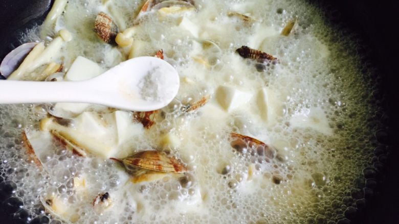 花蛤菌菇豆腐汤,加入适量的盐