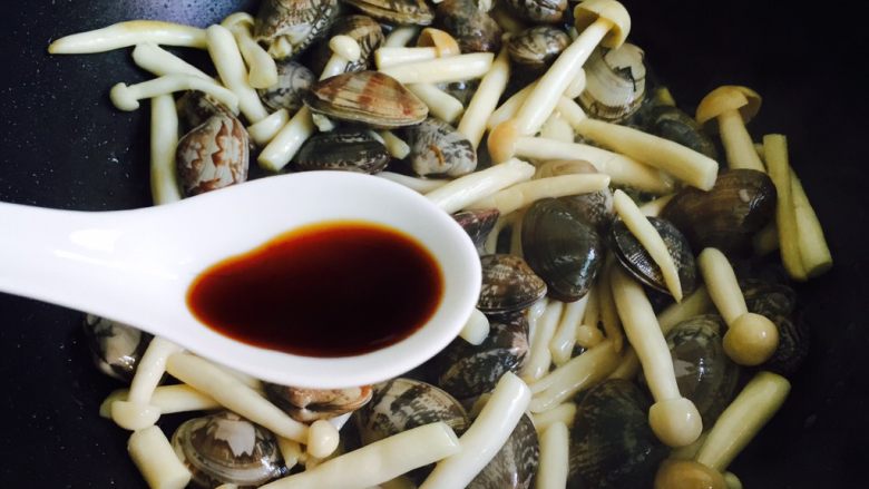 花蛤菌菇豆腐汤,烹入1勺味极鲜