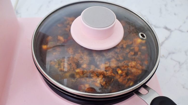 香菇肉酱拌面,煮沸