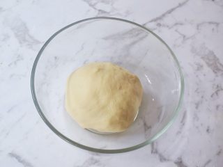 麻薯豆沙饼,取出面团揉圆放在温暖处发酵至两倍大左右