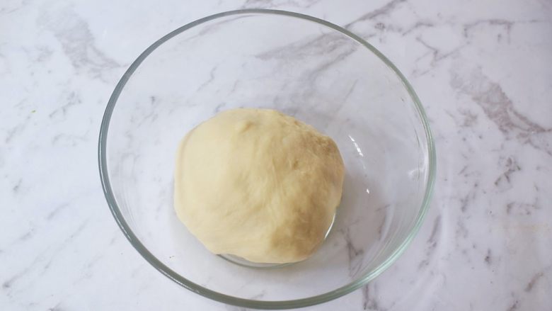麻薯豆沙饼,取出面团揉圆放在温暖处发酵至两倍大左右