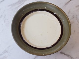 麻薯豆沙饼,利用面团在发酵的时间来做糯米馅，把糯米粉、玉米淀粉、白糖、牛奶倒入容器中搅拌均匀