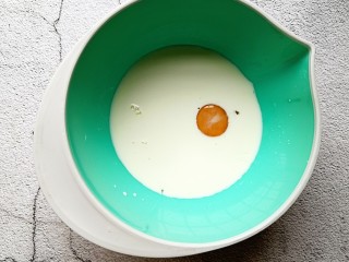 奶香苹果烤燕麦,鸡蛋打入牛奶内