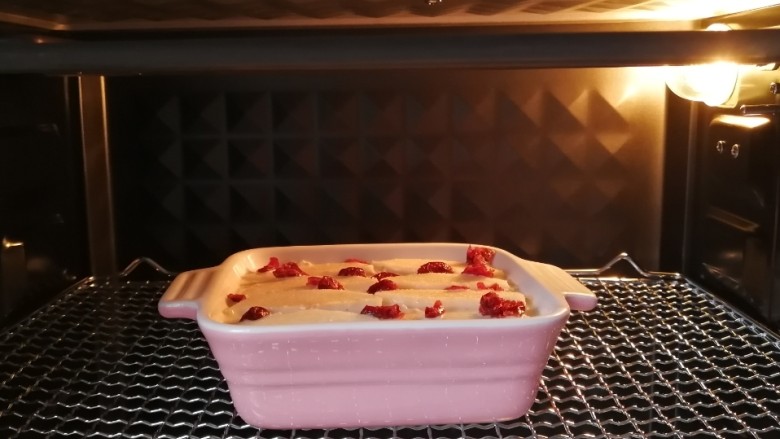 奶香苹果烤燕麦,烤箱180度预热10分钟后，放入烤碗，180度上下火中层烤30分钟