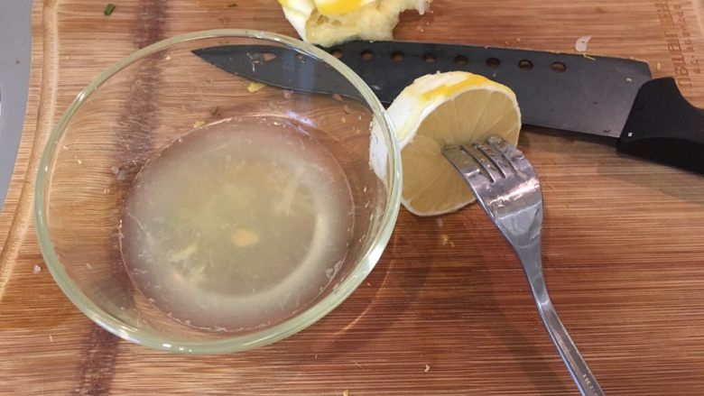 咖喱柠檬鸡,柠檬对切后，用叉子帮忙把汁挤出