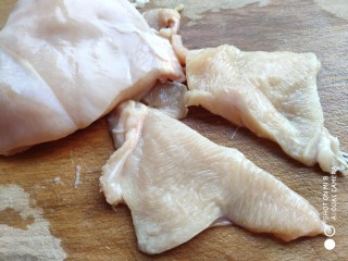 蚝油鸡丝双菇,鸡胸肉先用刀切成薄一些的肉片。